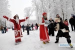 Дед Мороз зажег праздничную елку в Пскове